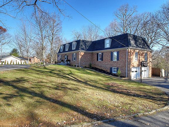 2nd image of 2206 Camelot Cir