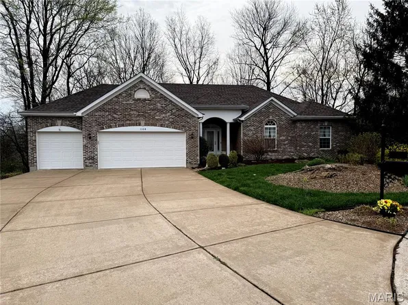 1104 Boars Head Ct, Lake Saint Louis, MO 63367