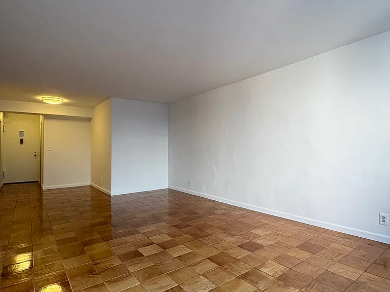 435 W 57th St #7R — Photo 4