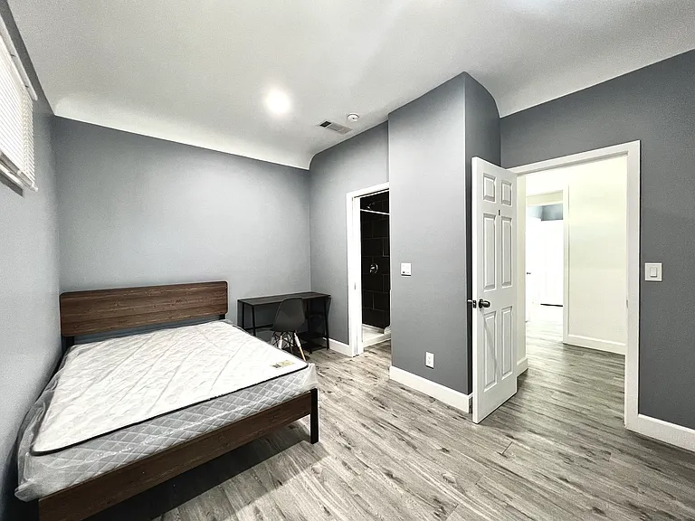 1142 W 35th St #3 — Photo 5