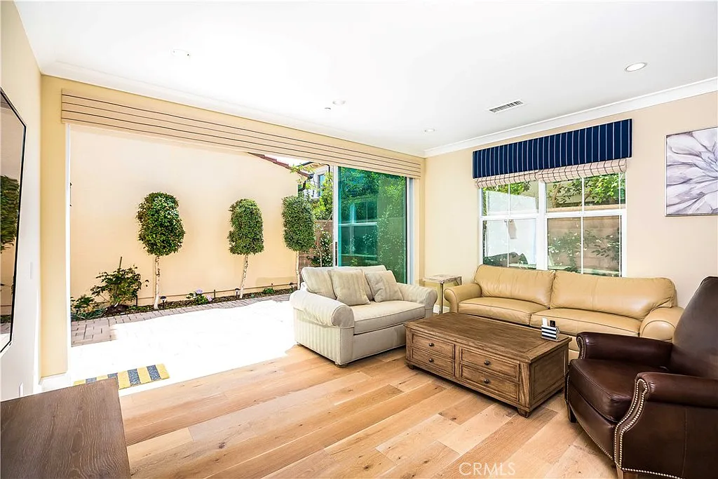 3 bed, 2.5 bath, 1908 sqft, $6,000 — Photo 2