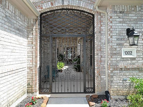 4th image of 1302 Majestic Pines Ct