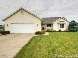 7457 Russell Dr, Hudsonville, MI 49426