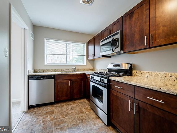 4th image of 10624 Montrose Ave APT 204