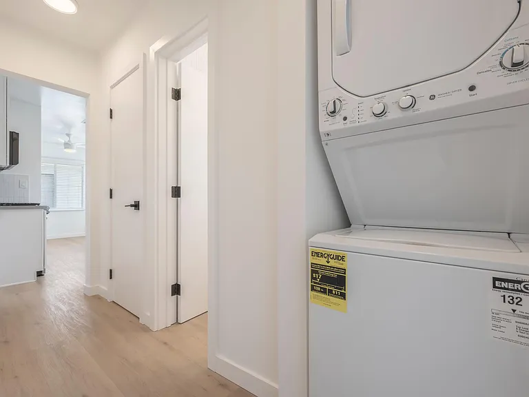 3201 S Barrington Ave #F — Photo 5
