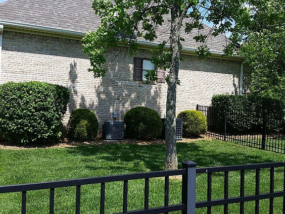 Side w/fenced back yard