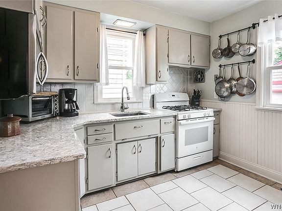 4th image of 51 Avery Ave