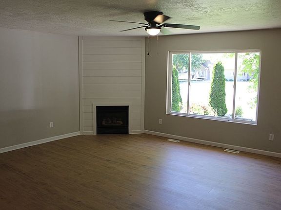 Living room w/ gas fireplace