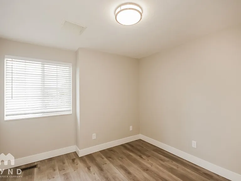 223 W 1425 N — Photo 9