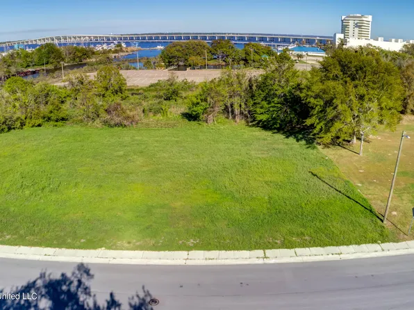 186 Pine St, Biloxi, MS 39530