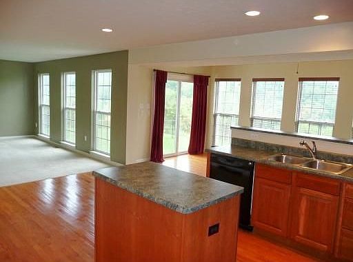 Huge island kitchen w/morning room.