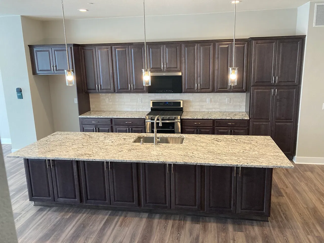 3 bed, 3.5 bath, 2431 sqft, $3,500 — Photo 4