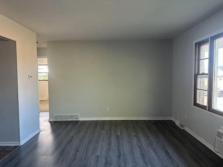 3221 Holiday Dr — Photo 15