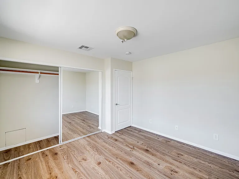 1011 Thompson Ave #C — Photo 17