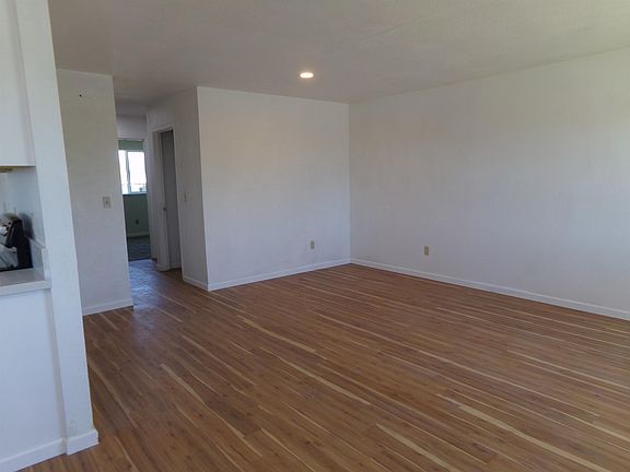 3rd image of 123 E Buell St