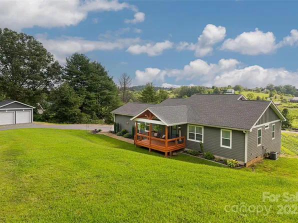 28 Highcrest Dr, Leicester, NC 28748