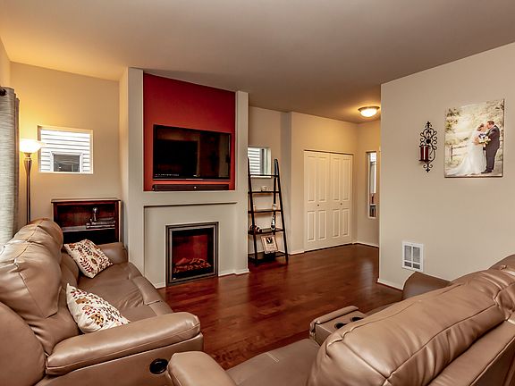 3rd image of 1042 42nd Ct NE