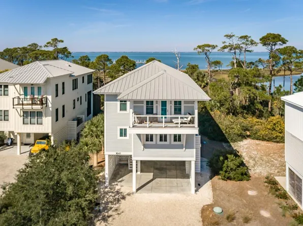 1641 Wayfarers Ct, Saint George Island, FL 32328
