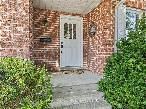 4th image of 621 Lynden Cres