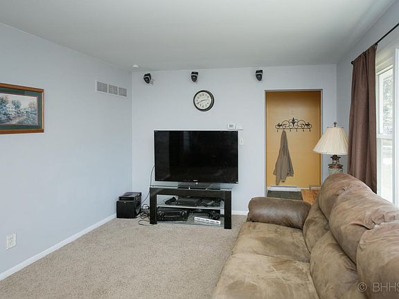 3rd image of 981 Meadow Dr