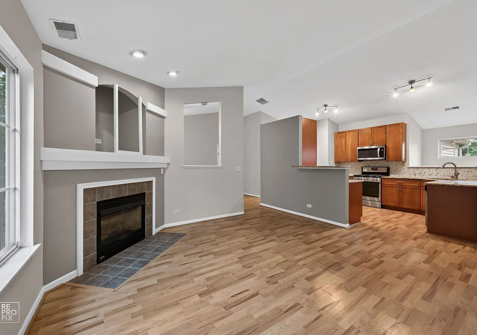 3 Bedroom Home in Streamwood! — Photo 2