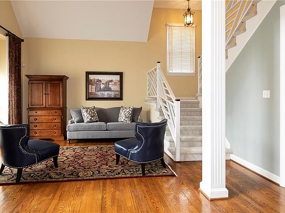 3rd image of 824 Loch Island Dr