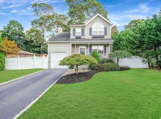 8 Carriage Ln, Center Moriches, NY 11934