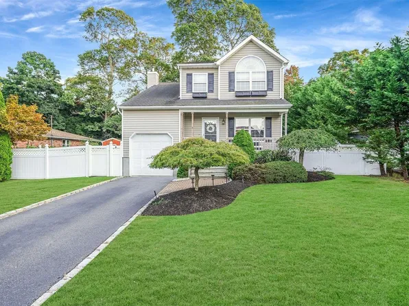 8 Carriage Lane, Center Moriches, NY 11934
