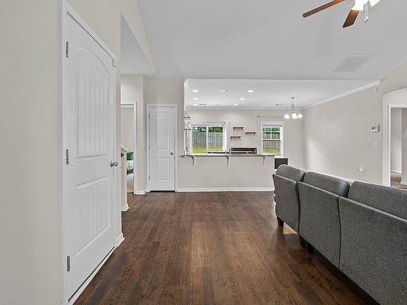 4th image of 142 Druid Rd