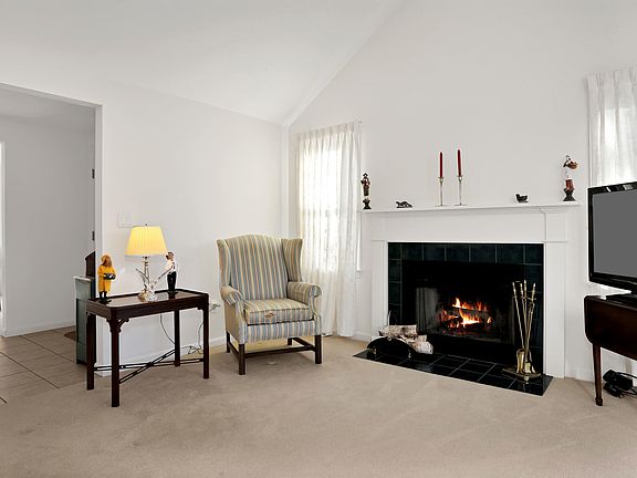 2nd image of 23 Boxwood Cir #D