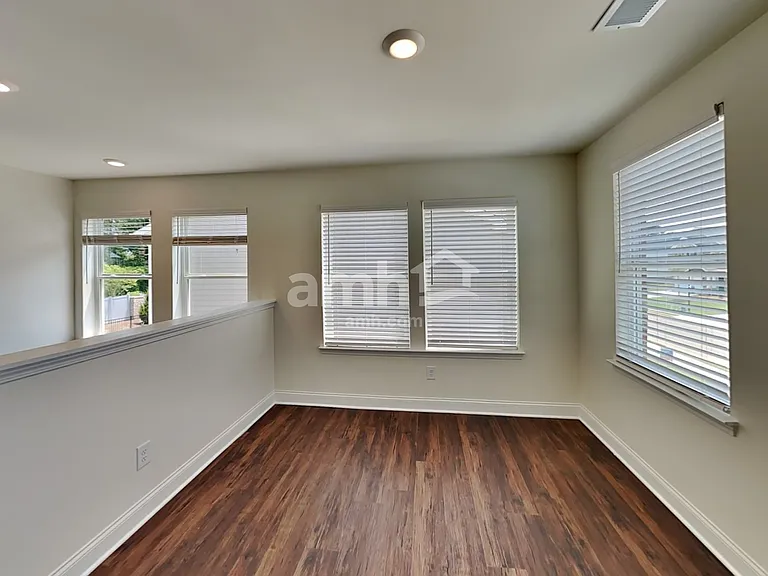 889 Carnaby Ln — Photo 10