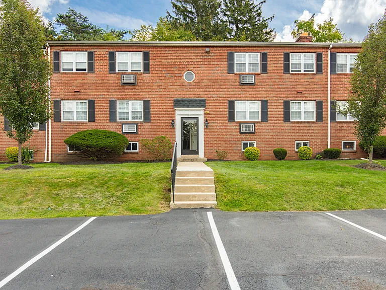 352 N York Rd #C16 — Photo 6