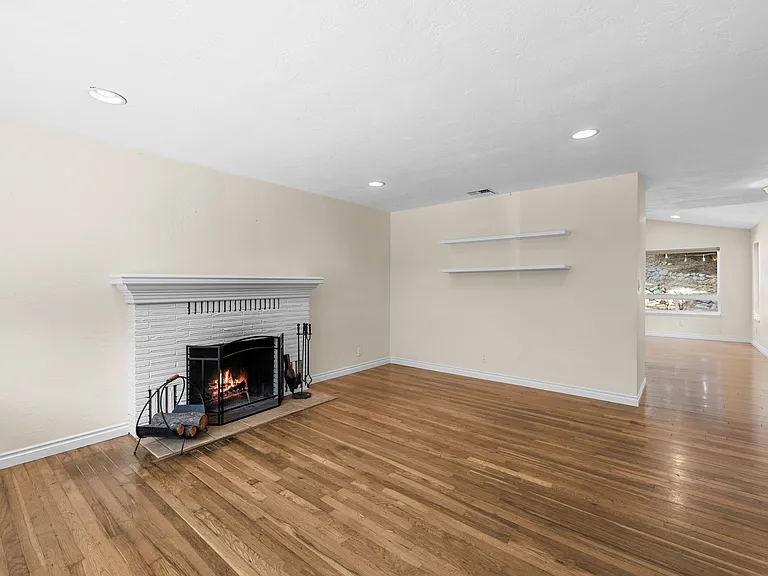 459 Herbert St — Photo 15