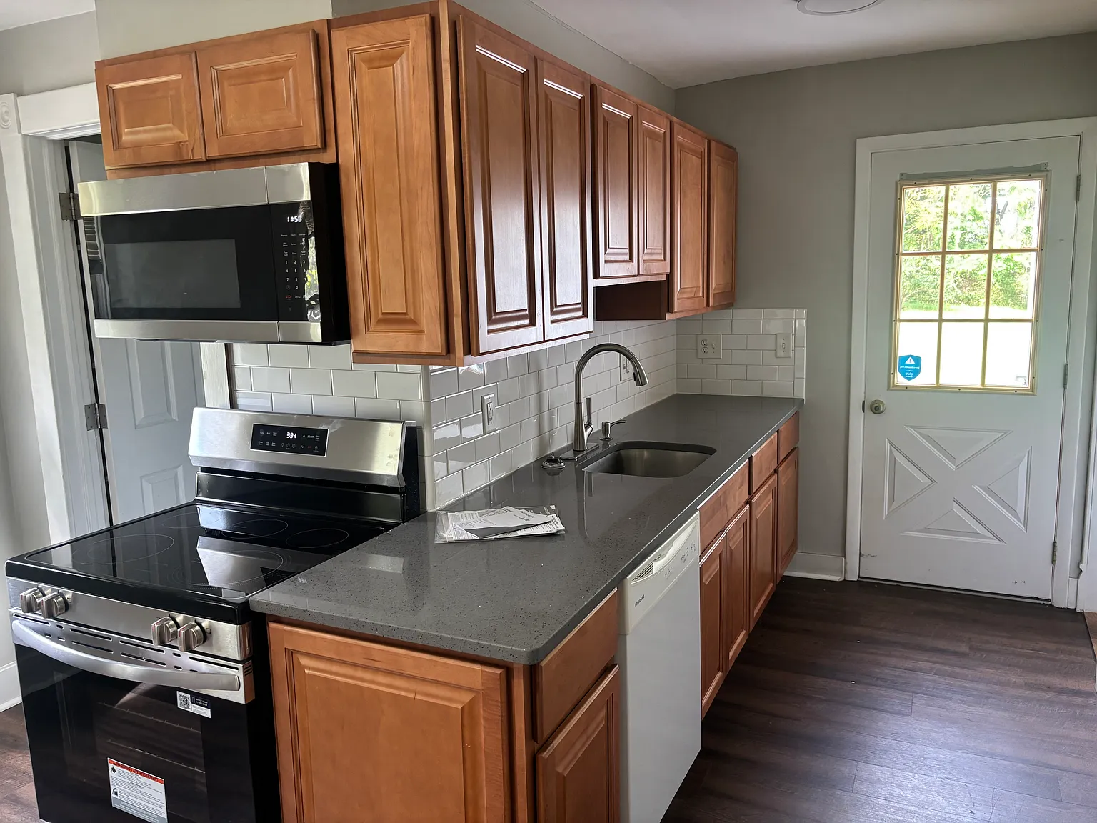 3 bed, 900 sqft, $2,500 — Photo 4