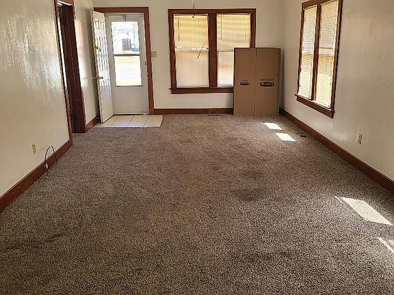 4th image of 823 S Summit St