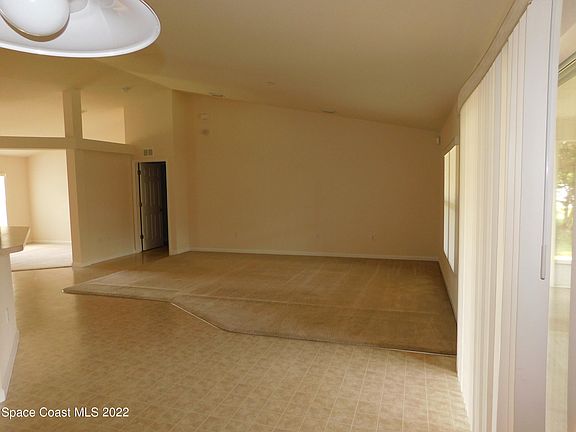 5th image of 944 Walden Blvd SE