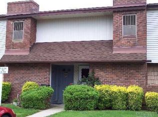 136 Pointe Cir N, Coram, NY 11727