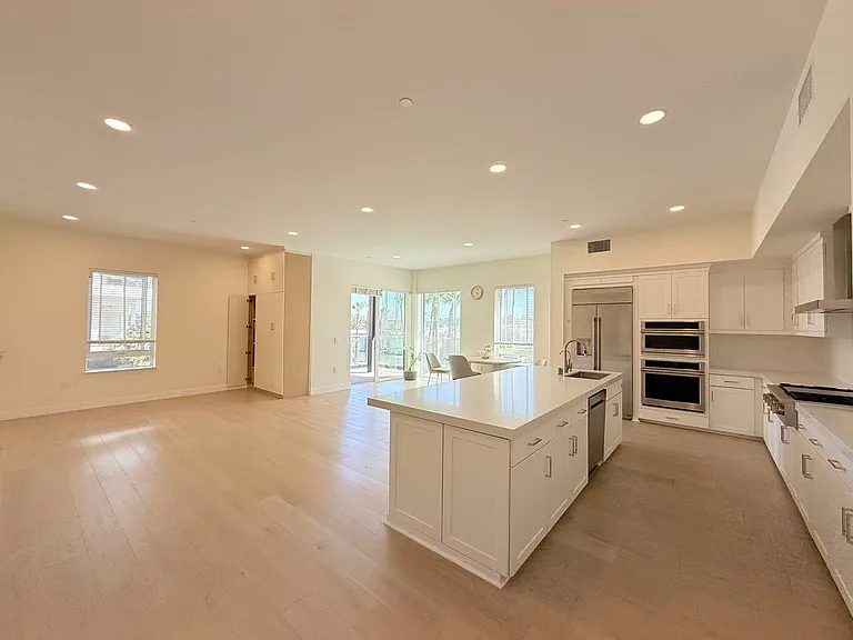 1300 Rivington — Photo 3