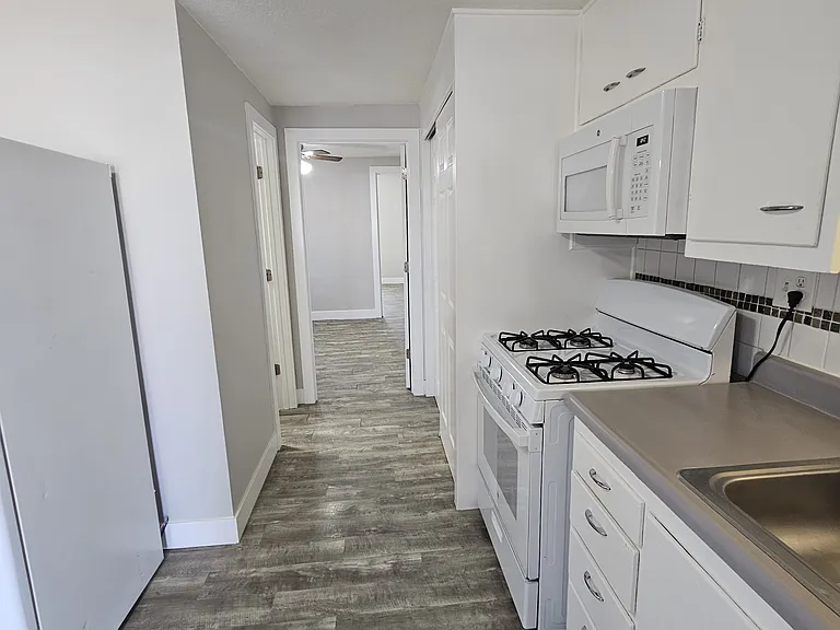 Kitchen: 13.5' x 9.6'