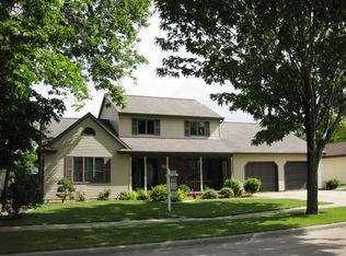 1824 W Cloverdale Dr, Appleton, WI 54914