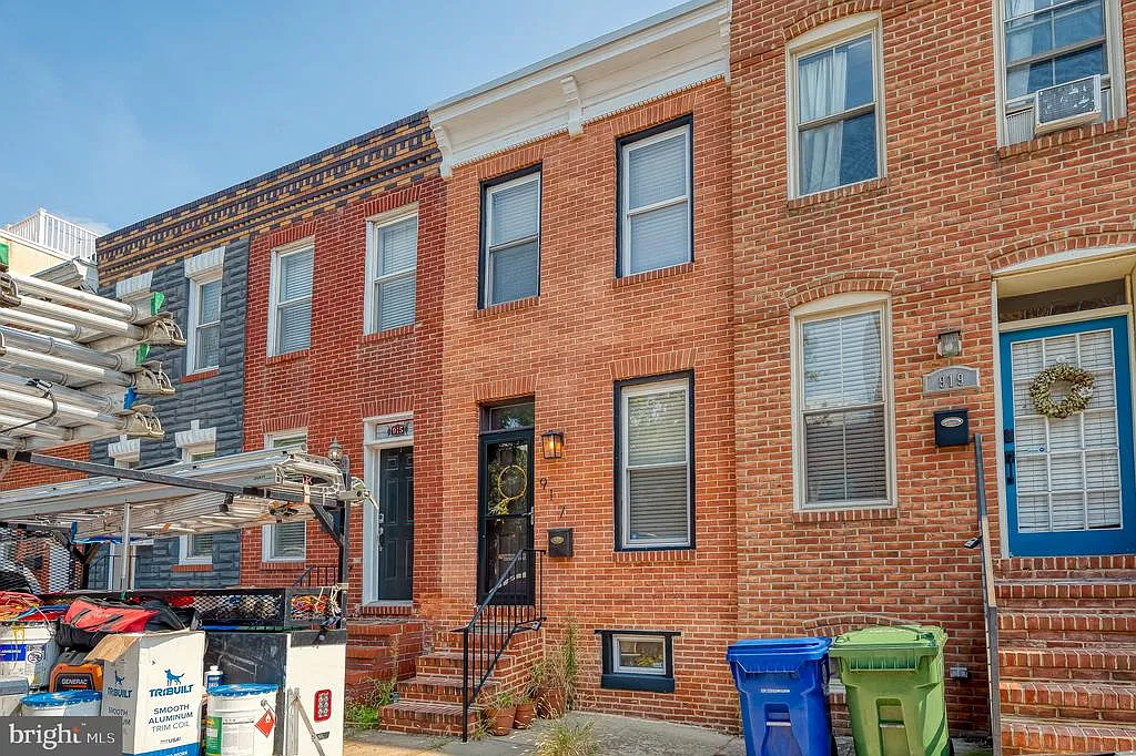 2 bed, 2.5 bath, 654 sqft, $2,400 — Photo 1