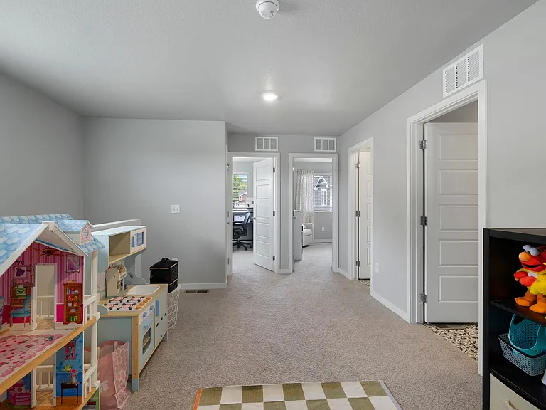 253 Molinar St — Photo 11