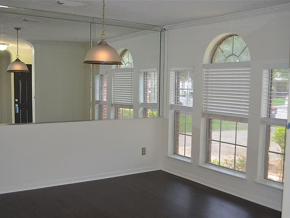 4th image of 16707 Sussex Dr