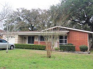 107 Sycamore St, Lake Jackson, TX 77566