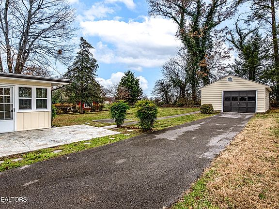 3rd image of 2357 Skyview Dr