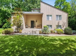 2 Greenlawn Rd, Katonah, NY 10536