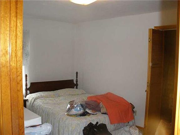 5th image of 74 Poplar St