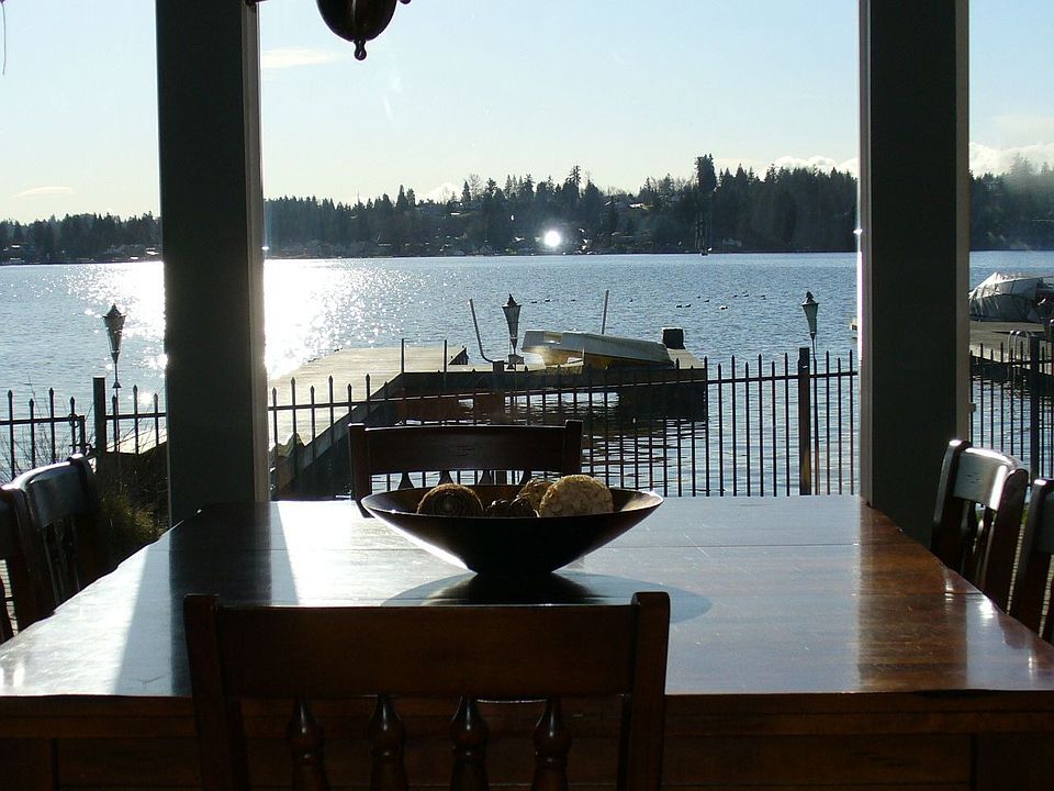 Enjoy waterfront dining every day!