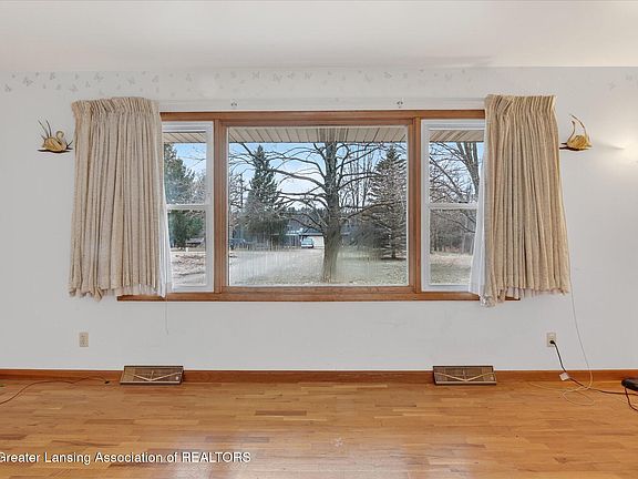 5th image of 3187 S Canfield Rd