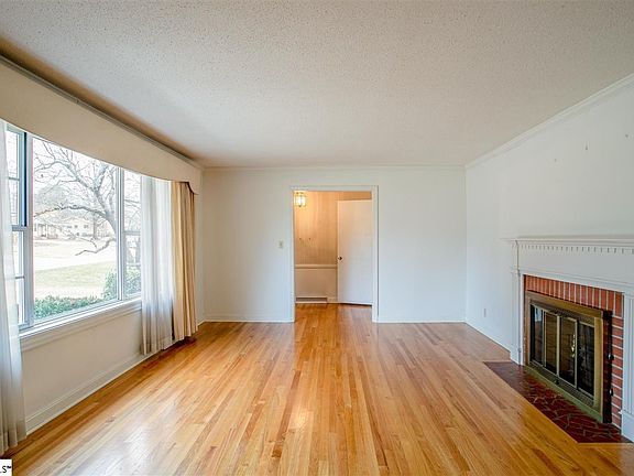 4th image of 208 Roberta Dr